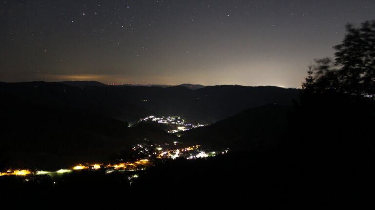 Dieses Bild zeigt eine Webcam-Aufnahme vom Achertal, aufgenommen am Donnerstag, den 09.07.2026 um 00:30 Uhr. Die Temperatur betrug 18.2°C.