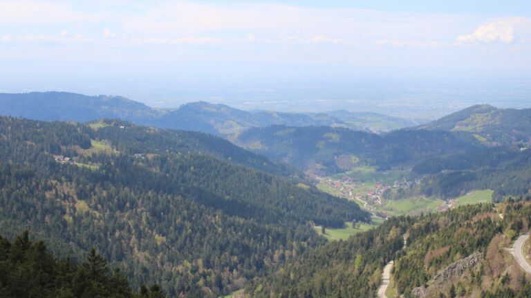 Dieses Bild zeigt eine Webcam-Aufnahme vom Achertal, aufgenommen am Freitag, den 17.04.2026 um 13:40 Uhr. Die Temperatur betrug 14.9°C.