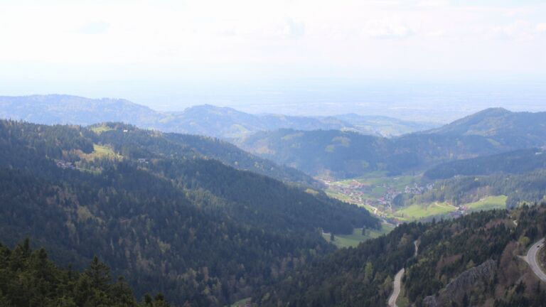 Dieses Bild zeigt eine Webcam-Aufnahme vom Achertal, aufgenommen am Freitag, den 17.04.2026 um 14:40 Uhr. Die Temperatur betrug 15.2°C.