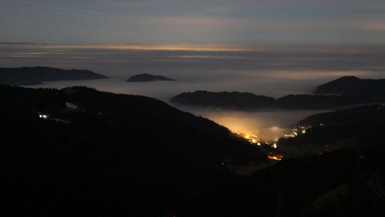 Dieses Bild zeigt eine Webcam-Aufnahme vom Achertal, aufgenommen am Mittwoch, den 04.02.2026 um 22:30 Uhr. Die Temperatur betrug 4.4°C.