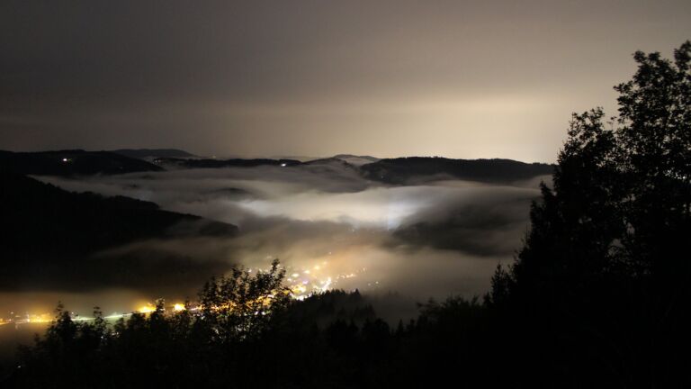 Dieses Bild zeigt eine Webcam-Aufnahme vom Achertal, aufgenommen am Sonntag, den 18.10.2026 um 19:50 Uhr. Die Temperatur betrug 7.7°C.