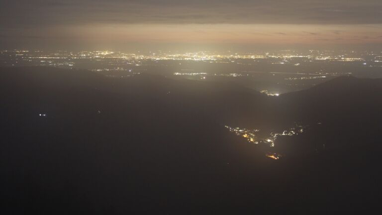 Dieses Bild zeigt eine Webcam-Aufnahme vom Achertal, aufgenommen am Dienstag, den 17.03.2026 um 19:50 Uhr. Die Temperatur betrug 2.4°C.