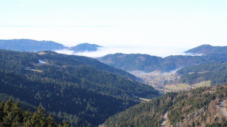 Dieses Bild zeigt eine Webcam-Aufnahme vom Achertal, aufgenommen am Sonntag, den 08.02.2026 um 13:00 Uhr. Die Temperatur betrug 5.1°C.