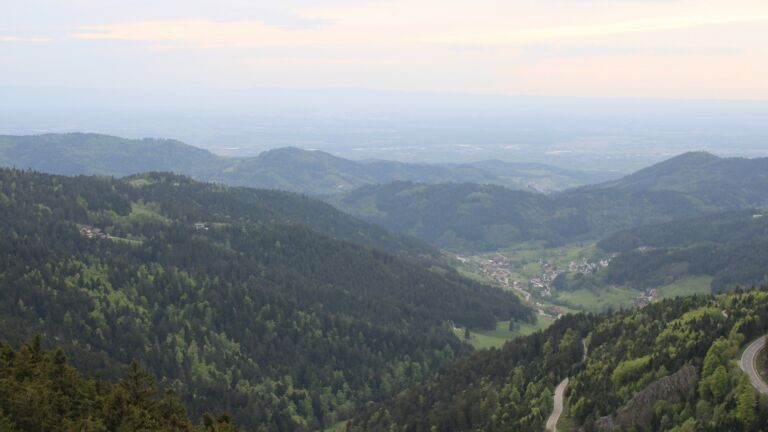 Dieses Bild zeigt eine Webcam-Aufnahme vom Achertal, aufgenommen am Dienstag, den 28.04.2026 um 18:30 Uhr. Die Temperatur betrug 14.1°C.