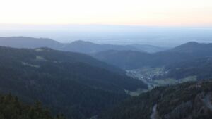 Dieses Bild zeigt eine Webcam-Aufnahme vom Achertal, aufgenommen am Donnerstag, den 18.12.2025 um 16:30 Uhr. Die Temperatur betrug 6.6°C.