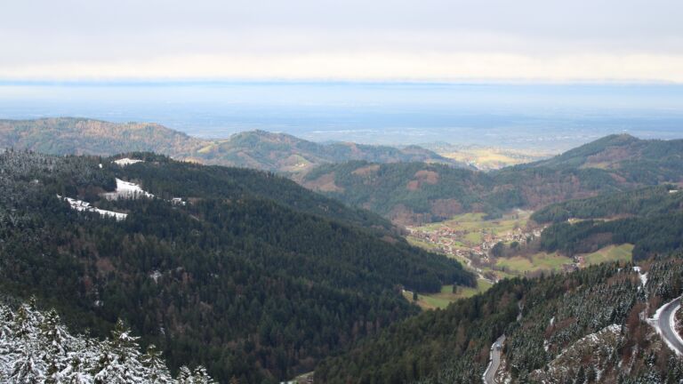 Dieses Bild zeigt eine Webcam-Aufnahme vom Achertal, aufgenommen am Freitag, den 28.11.2025 um 09:30 Uhr. Die Temperatur betrug 2°C.