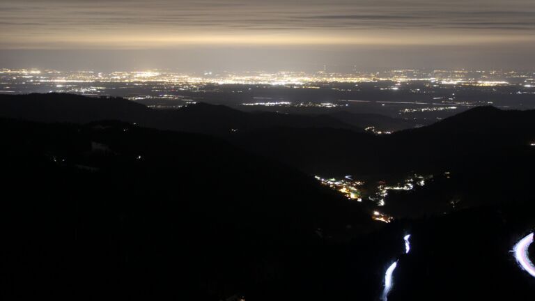 Dieses Bild zeigt eine Webcam-Aufnahme vom Achertal, aufgenommen am Freitag, den 03.04.2026 um 22:00 Uhr. Die Temperatur betrug 5.4°C.