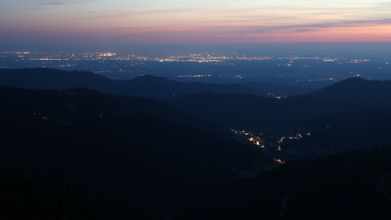 Dieses Bild zeigt eine Webcam-Aufnahme vom Achertal, aufgenommen am Dienstag, den 17.06.2025 um 22:40 Uhr. Die Temperatur betrug 16.2°C.