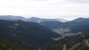 Dieses Bild zeigt eine Webcam-Aufnahme vom Achertal, aufgenommen am Mittwoch, den 17.12.2025 um 11:50 Uhr. Die Temperatur betrug 5.7°C.