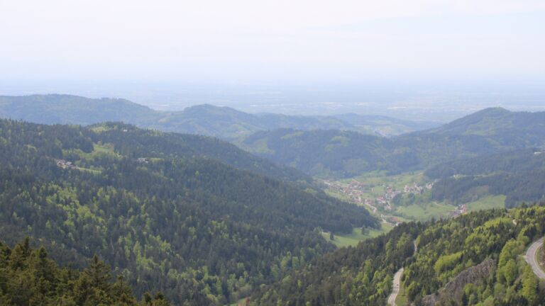 Dieses Bild zeigt eine Webcam-Aufnahme vom Achertal, aufgenommen am Dienstag, den 28.04.2026 um 14:50 Uhr. Die Temperatur betrug 15.5°C.