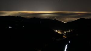 Dieses Bild zeigt eine Webcam-Aufnahme vom Achertal, aufgenommen am Samstag, den 22.11.2025 um 22:30 Uhr. Die Temperatur betrug -3.4°C.