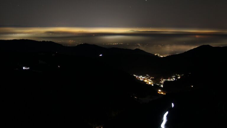 Dieses Bild zeigt eine Webcam-Aufnahme vom Achertal, aufgenommen am Samstag, den 22.11.2025 um 22:30 Uhr. Die Temperatur betrug -3.4°C.