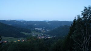 Dieses Bild zeigt eine Webcam-Aufnahme vom Achertal, aufgenommen am Freitag, den 24.07.2026 um 05:10 Uhr. Die Temperatur betrug 13.7°C.