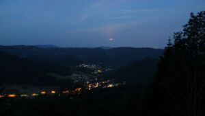 Dieses Bild zeigt eine Webcam-Aufnahme vom Achertal, aufgenommen am Sonntag, den 31.05.2026 um 04:30 Uhr. Die Temperatur betrug 21.4°C.