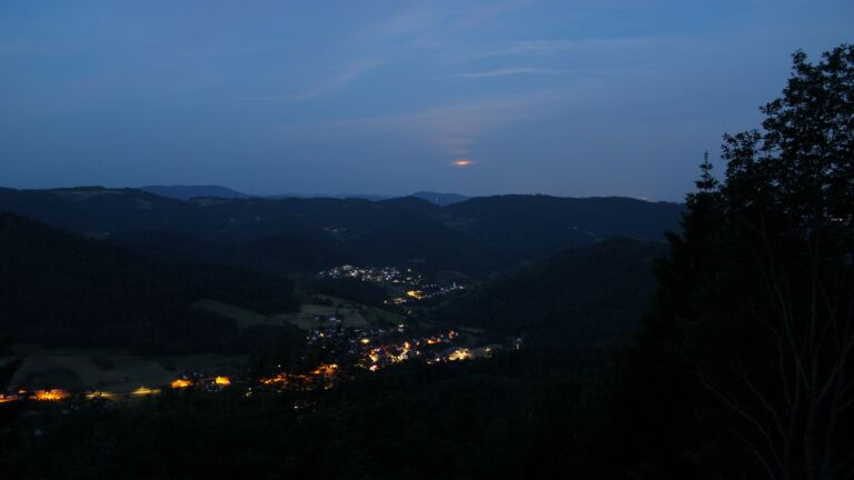 Dieses Bild zeigt eine Webcam-Aufnahme vom Achertal, aufgenommen am Sonntag, den 31.05.2026 um 04:30 Uhr. Die Temperatur betrug 21.4°C.