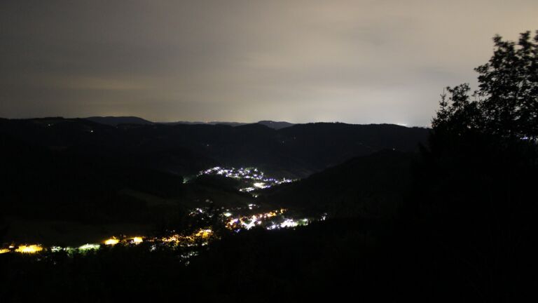 Dieses Bild zeigt eine Webcam-Aufnahme vom Achertal, aufgenommen am Donnerstag, den 23.07.2026 um 00:30 Uhr. Die Temperatur betrug 14.8°C.