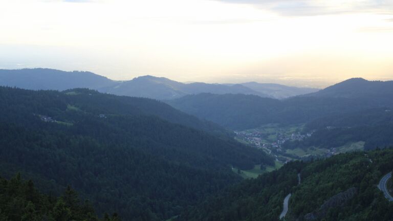Dieses Bild zeigt eine Webcam-Aufnahme vom Achertal, aufgenommen am Donnerstag, den 29.05.2025 um 20:40 Uhr. Die Temperatur betrug 13.1°C.