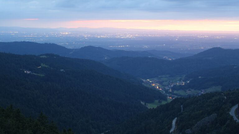 Dieses Bild zeigt eine Webcam-Aufnahme vom Achertal, aufgenommen am Freitag, den 22.08.2025 um 21:00 Uhr. Die Temperatur betrug 11.4°C.