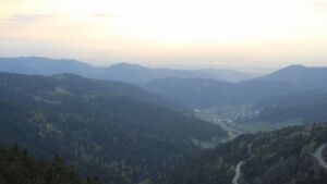 Dieses Bild zeigt eine Webcam-Aufnahme vom Achertal, aufgenommen am Samstag, den 18.04.2026 um 19:30 Uhr. Die Temperatur betrug 13.2°C.