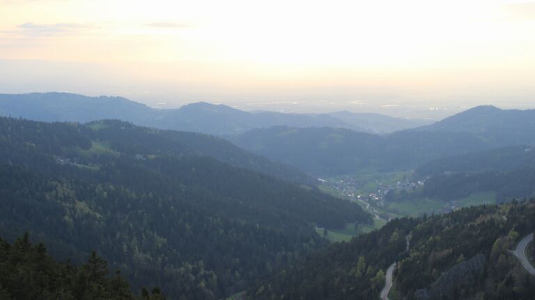 Dieses Bild zeigt eine Webcam-Aufnahme vom Achertal, aufgenommen am Samstag, den 18.04.2026 um 19:30 Uhr. Die Temperatur betrug 13.2°C.