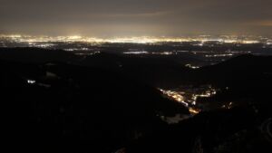 Dieses Bild zeigt eine Webcam-Aufnahme vom Achertal, aufgenommen am Dienstag, den 13.01.2026 um 22:00 Uhr. Die Temperatur betrug 6.3°C.