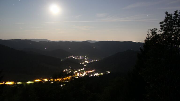 Dieses Bild zeigt eine Webcam-Aufnahme vom Achertal, aufgenommen am Donnerstag, den 23.07.2026 um 23:00 Uhr. Die Temperatur betrug 15.2°C.