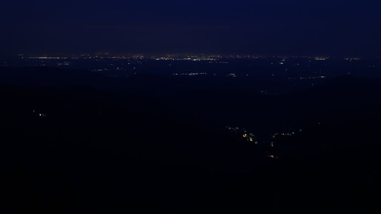 Dieses Bild zeigt eine Webcam-Aufnahme vom Achertal, aufgenommen am Sonntag, den 27.07.2025 um 04:50 Uhr. Die Temperatur betrug 12.8°C.