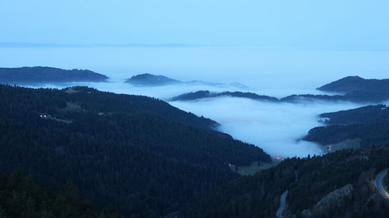 Dieses Bild zeigt eine Webcam-Aufnahme vom Achertal, aufgenommen am Dienstag, den 16.12.2025 um 07:40 Uhr. Die Temperatur betrug 8.9°C.