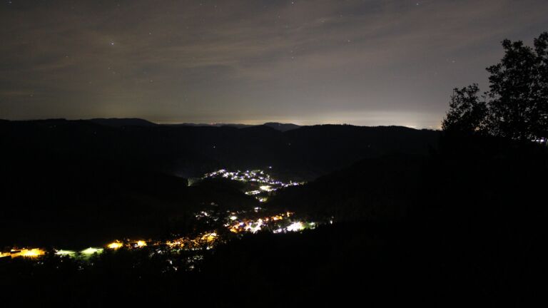 Dieses Bild zeigt eine Webcam-Aufnahme vom Achertal, aufgenommen am Donnerstag, den 15.10.2026 um 00:30 Uhr. Die Temperatur betrug 13.3°C.