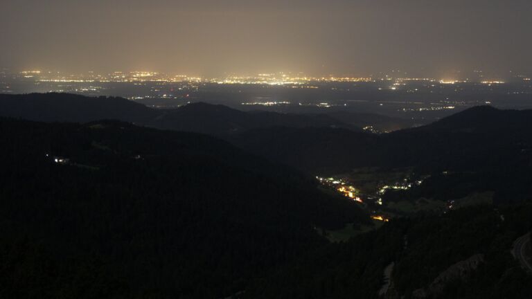 Dieses Bild zeigt eine Webcam-Aufnahme vom Achertal, aufgenommen am Donnerstag, den 14.08.2025 um 03:00 Uhr. Die Temperatur betrug 22.8°C.