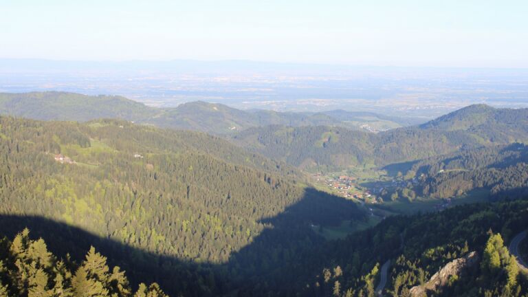 Dieses Bild zeigt eine Webcam-Aufnahme vom Achertal, aufgenommen am Montag, den 27.04.2026 um 07:30 Uhr. Die Temperatur betrug 14.9°C.