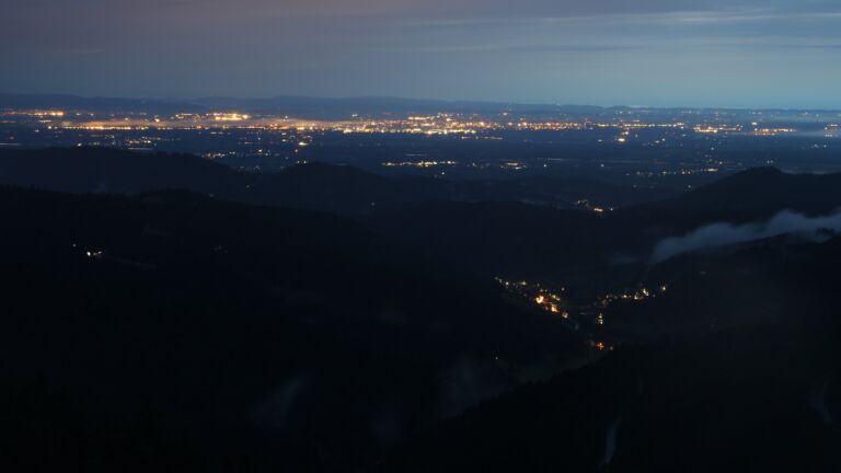 Dieses Bild zeigt eine Webcam-Aufnahme vom Achertal, aufgenommen am Freitag, den 01.08.2025 um 21:50 Uhr. Die Temperatur betrug 10.8°C.