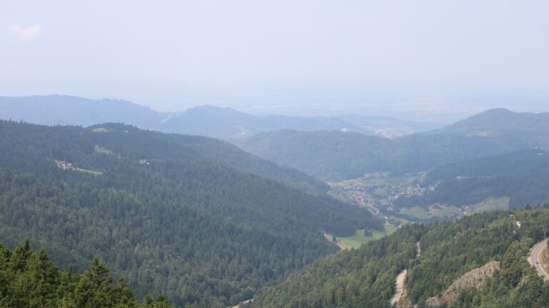 Dieses Bild zeigt eine Webcam-Aufnahme vom Achertal, aufgenommen am Samstag, den 16.08.2025 um 12:10 Uhr. Die Temperatur betrug 22.4°C.