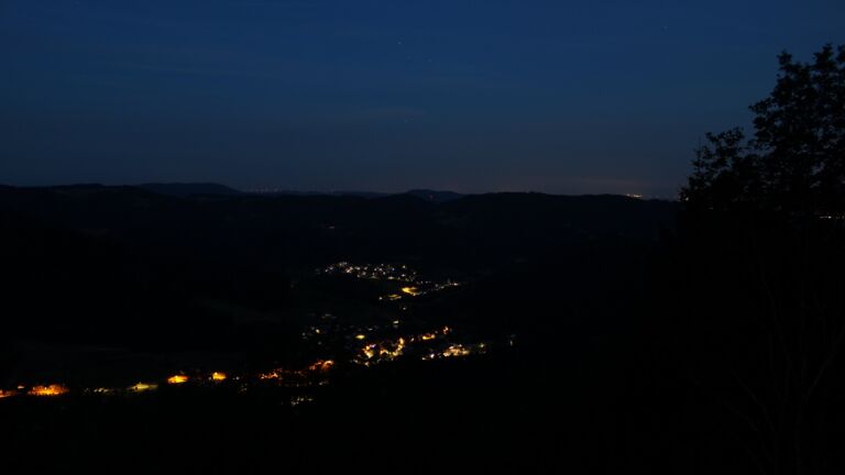 Dieses Bild zeigt eine Webcam-Aufnahme vom Achertal, aufgenommen am Mittwoch, den 08.07.2026 um 04:20 Uhr. Die Temperatur betrug 18.1°C.