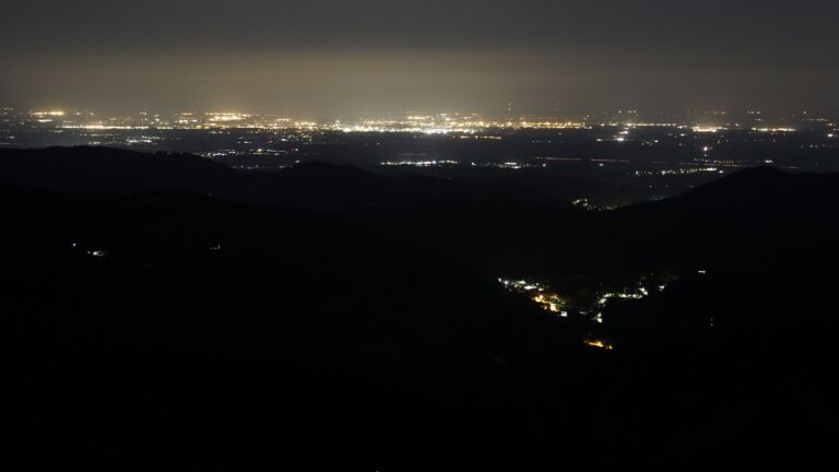 Dieses Bild zeigt eine Webcam-Aufnahme vom Achertal, aufgenommen am Freitag, den 20.06.2025 um 03:10 Uhr. Die Temperatur betrug 13.9°C.