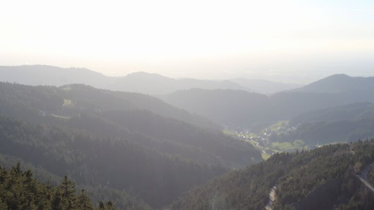 Dieses Bild zeigt eine Webcam-Aufnahme vom Achertal, aufgenommen am Dienstag, den 07.04.2026 um 19:00 Uhr. Die Temperatur betrug 13.8°C.