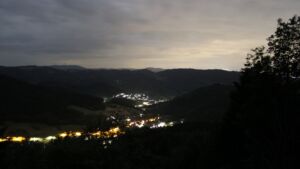 Dieses Bild zeigt eine Webcam-Aufnahme vom Achertal, aufgenommen am Montag, den 01.06.2026 um 02:50 Uhr. Die Temperatur betrug 12.8°C.