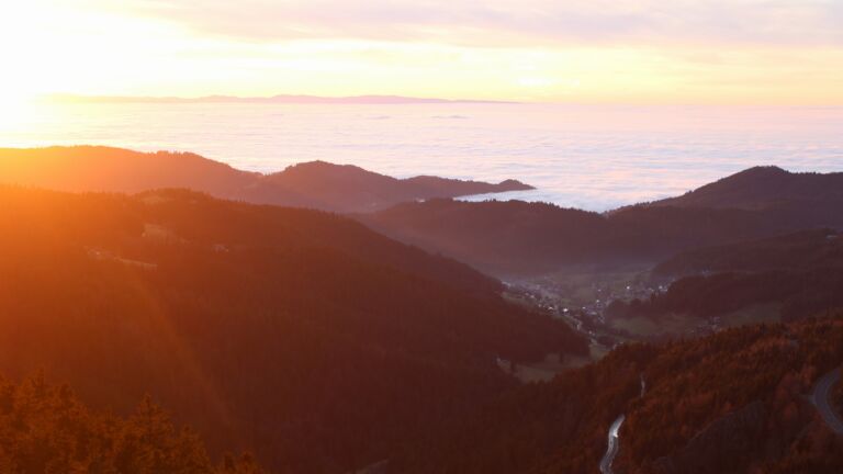 Dieses Bild zeigt eine Webcam-Aufnahme vom Achertal, aufgenommen am Mittwoch, den 25.02.2026 um 18:00 Uhr. Die Temperatur betrug 10.9°C.