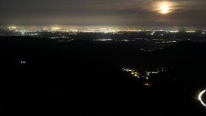 Dieses Bild zeigt eine Webcam-Aufnahme vom Achertal, aufgenommen am Sonntag, den 26.04.2026 um 04:00 Uhr. Die Temperatur betrug 10.7°C.