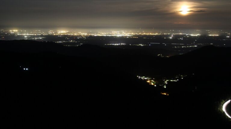 Dieses Bild zeigt eine Webcam-Aufnahme vom Achertal, aufgenommen am Sonntag, den 26.04.2026 um 04:00 Uhr. Die Temperatur betrug 10.7°C.
