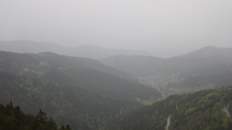 Dieses Bild zeigt eine Webcam-Aufnahme vom Achertal, aufgenommen am Samstag, den 03.05.2025 um 07:40 Uhr. Die Temperatur betrug 10.6°C.