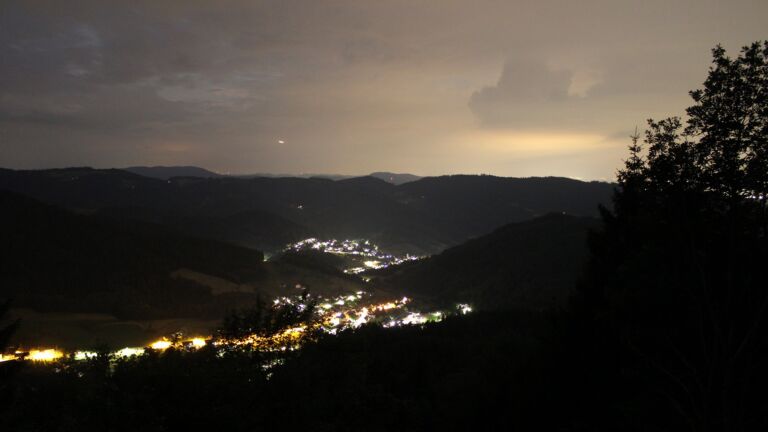 Dieses Bild zeigt eine Webcam-Aufnahme vom Achertal, aufgenommen am Dienstag, den 30.06.2026 um 23:40 Uhr. Die Temperatur betrug 21.4°C.