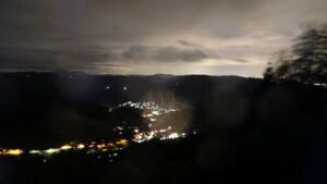 Dieses Bild zeigt eine Webcam-Aufnahme vom Achertal, aufgenommen am Donnerstag, den 08.10.2026 um 05:30 Uhr. Die Temperatur betrug 13.5°C.