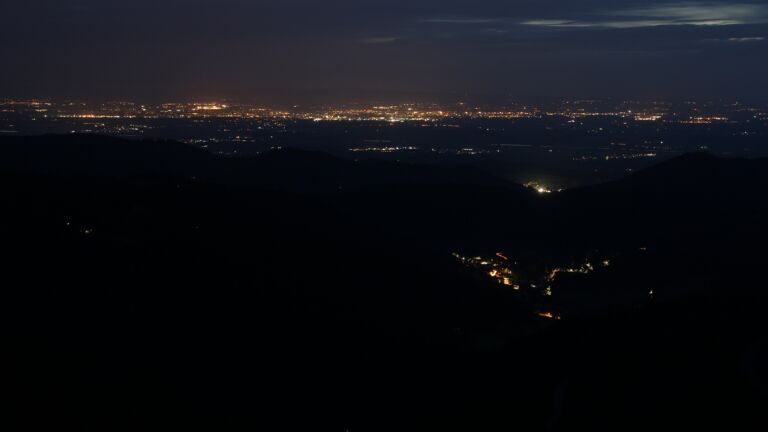 Dieses Bild zeigt eine Webcam-Aufnahme vom Achertal, aufgenommen am Samstag, den 31.05.2025 um 22:30 Uhr. Die Temperatur betrug 15.7°C.