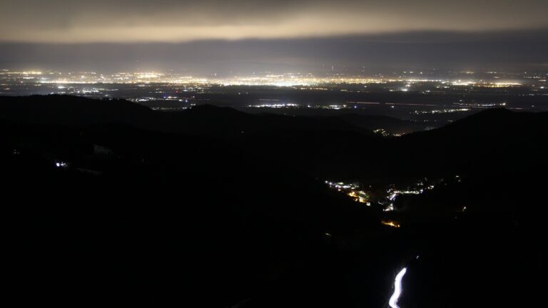 Dieses Bild zeigt eine Webcam-Aufnahme vom Achertal, aufgenommen am Samstag, den 17.01.2026 um 00:30 Uhr. Die Temperatur betrug 5.4°C.