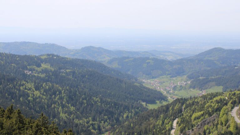 Dieses Bild zeigt eine Webcam-Aufnahme vom Achertal, aufgenommen am Montag, den 27.04.2026 um 14:20 Uhr. Die Temperatur betrug 14.4°C.