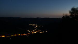 Dieses Bild zeigt eine Webcam-Aufnahme vom Achertal, aufgenommen am Donnerstag, den 13.08.2026 um 21:50 Uhr. Die Temperatur betrug 26.8°C.