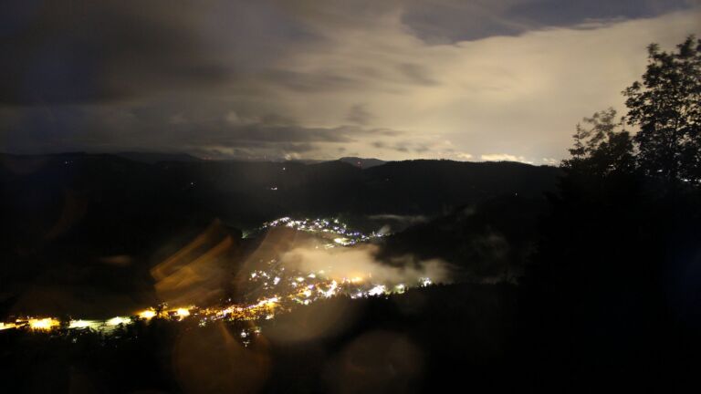 Dieses Bild zeigt eine Webcam-Aufnahme vom Achertal, aufgenommen am Dienstag, den 02.06.2026 um 23:30 Uhr. Die Temperatur betrug 11.4°C.