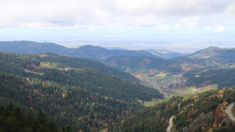 Dieses Bild zeigt eine Webcam-Aufnahme vom Achertal, aufgenommen am Montag, den 03.11.2025 um 12:10 Uhr. Die Temperatur betrug 4.5°C.