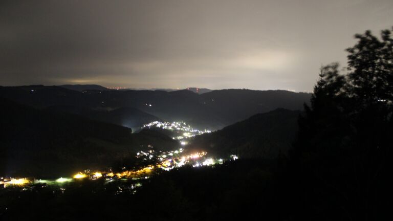 Dieses Bild zeigt eine Webcam-Aufnahme vom Achertal, aufgenommen am Sonntag, den 04.10.2026 um 21:30 Uhr. Die Temperatur betrug 15°C.